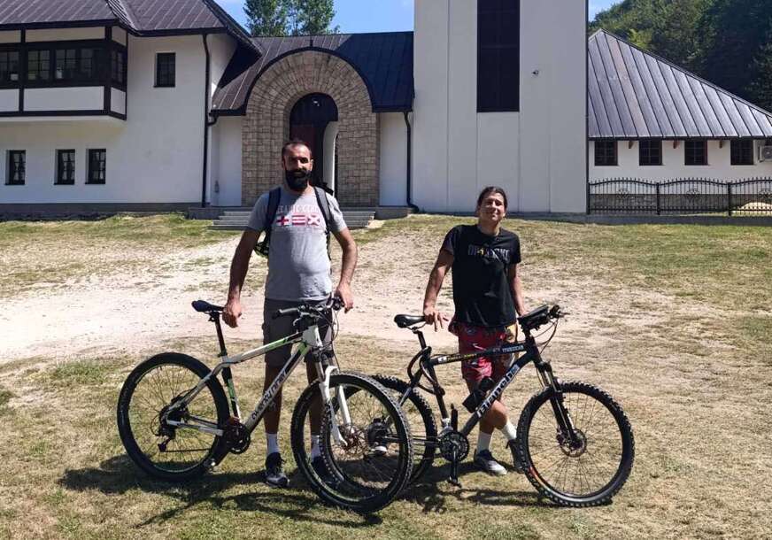(FOTO) Boško i Lazar na hodočašću: Šipovljani biciklima krenuli do pravoslavnih svetinja u Dalmaciji