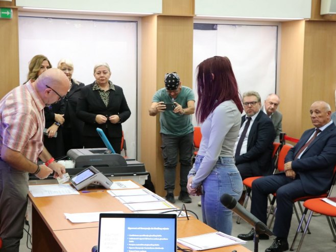 (FOTO) Prezentacija CIK-a: Predstavljeni skeneri glasačkih listića i biometrijska identifikacija birača
