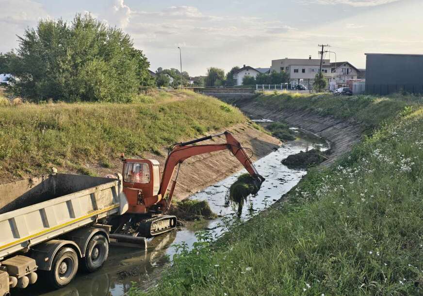 (FOTO) Cilj obezbijediti bolji protok: U toku čišćenje regulisanog dijela korita Široke rijeke