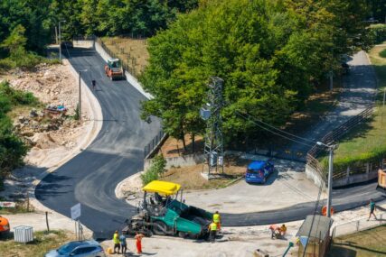 (FOTO) "Radimo na tome da se BANJALUKA RAZVIJA" Stanivuković u Čokorskim poljima, u toku asfaltiranje lokalnog puta