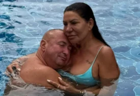 (FOTO) ĐANI SPAVA NA SLAĐINIM GRUDIMA Pjevač sa suprugom ljetuje u suvom luksuzu, ona viša od njega za glavu čak i u vodi