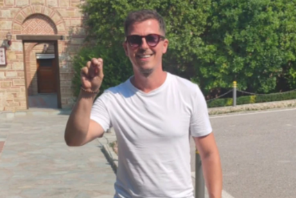 Milan Dinčić sa suprugom i djecom ljetuje u Grčkoj: Posjetio veliku svetinju, a otkrio i šta mu supruga najviše zamjera