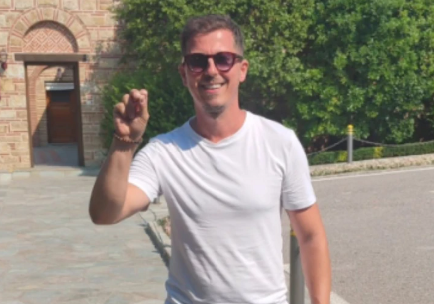 Milan Dinčić sa suprugom i djecom ljetuje u Grčkoj: Posjetio veliku svetinju, a otkrio i šta mu supruga najviše zamjera