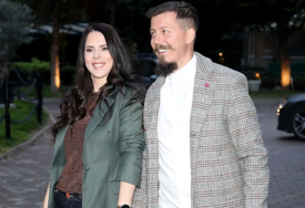 (FOTO) Dinča sa suprugom pravi zimnicu: Poslije ajvara pokazao kako spremaju slatko od šipka
