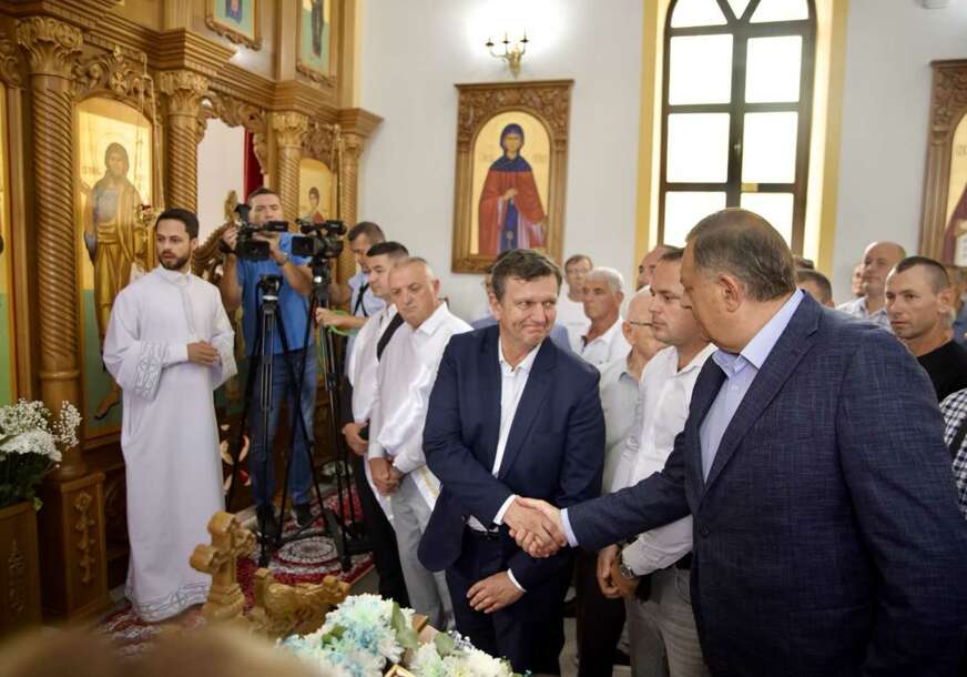 (FOTO) Rukovanje koje će pokrenuti priče: Dodik i Blanuša oči u oči pred izbore