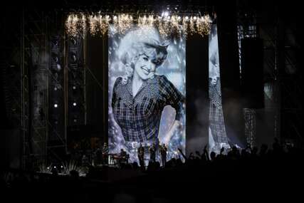(VIDEO) Počiva pored LJUBAVI SVOG ŽIVOTA: Doli Parton sahranjena na privatnoj ceremoniji u Tenesiju