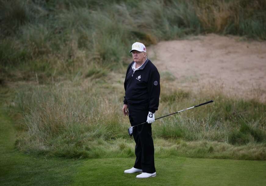 Donald Tramp igra golf