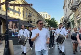 (VIDEO)"JEDNOSTAVNO TO SE DESILO, NAPRAVIO JE POMETNJU" Keba zapjevao u centru Beograda, pa najavio specijalnog gosta na svom koncertu na Tašu