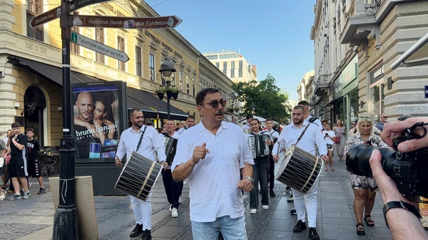 (VIDEO)"JEDNOSTAVNO TO SE DESILO, NAPRAVIO JE POMETNJU" Keba zapjevao u centru Beograda, pa najavio specijalnog gosta na svom koncertu na Tašu