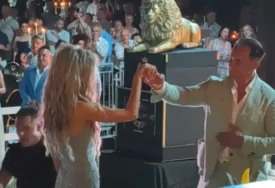 (VIDEO, FOTO) PRVE SLIKE VJERIDBE DRAGANA STANKOVIĆA I ALEKSANDRE Stavio joj skupocjeni prsten, dok je ona blistala u srebrnoj toaleti