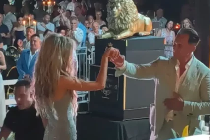 (VIDEO, FOTO) PRVE SLIKE VJERIDBE DRAGANA STANKOVIĆA I ALEKSANDRE Stavio joj skupocjeni prsten, dok je ona blistala u srebrnoj toaleti