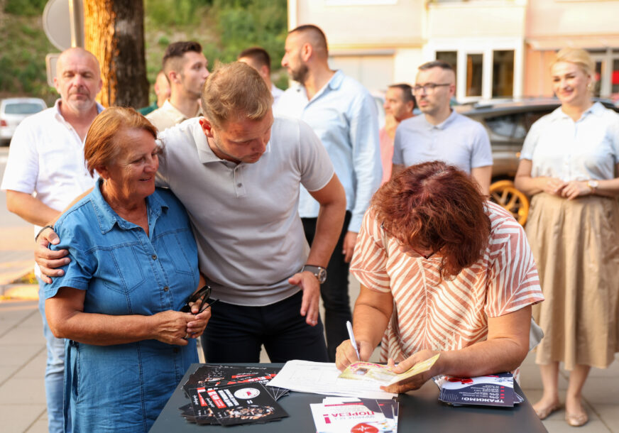 (FOTO) "Ispravićemo nepravdu" Stanivuković poručio da građani prepoznaju inicijativu "ZDRAVLJE BEZ POREZA"