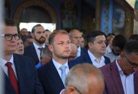 (VIDEO,FOTO) "Zajedno možemo da gradimo jaču i bolju Srpsku" Stanivuković na liturgiji povodom slave grada Bijeljina, a ZAPLESAO I KOLO