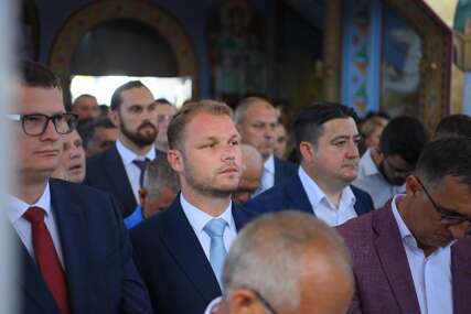 (VIDEO,FOTO) "Zajedno možemo da gradimo jaču i bolju Srpsku" Stanivuković na liturgiji povodom slave grada Bijeljina, a ZAPLESAO I KOLO