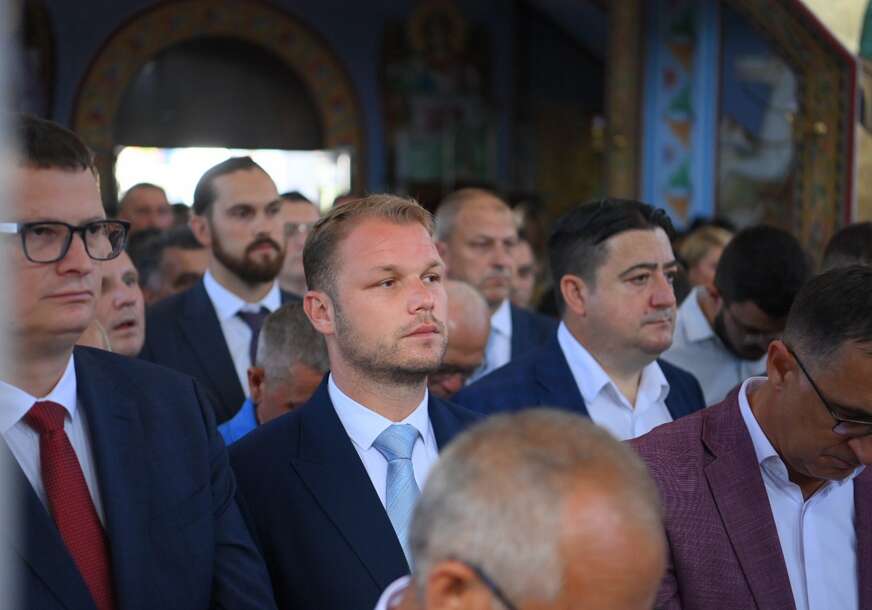 (VIDEO,FOTO) "Zajedno možemo da gradimo jaču i bolju Srpsku" Stanivuković na liturgiji povodom slave grada Bijeljina, a ZAPLESAO I KOLO