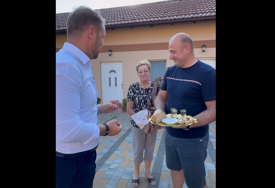 (VIDEO) Pogača, so i rakija za dobrodošlicu: Stanivuković u gostima kod porodice Pamučar, koja je nakon „Oluje“ novi dom pronašla u Banjaluci