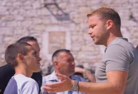 (VIDEO) NIKO NE SMIJE BITI SAM KAD JE NAJTEŽE Draško Stanivuković pomogao porodici Brčić iz Plane kod Bileće