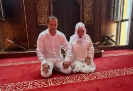 (FOTO) ESTRADNI PAR IZGOVORIO SUDBONOSNO „DA“ Emir Habibović i Tamara se vjenčali u džamiji u Baru, evo prvih fotografija