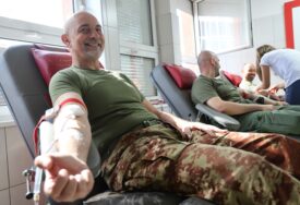 (FOTO) “Drago nam je da možemo pomoći” Više od 60 pripadnika EUFOR darovalo krv u Banjaluci
