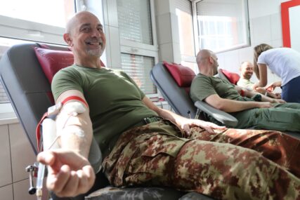 (FOTO) “Drago nam je da možemo pomoći” Više od 60 pripadnika EUFOR darovalo krv u Banjaluci