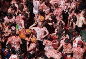 (FOTO) Za bitku spremljeno 150 tona paradajza: U Bunjolu se održava manifestacija Tomatina, učestvuje 22.000 ljudi