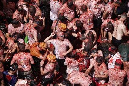 (FOTO) Za bitku spremljeno 150 tona paradajza: U Bunjolu se održava manifestacija Tomatina, učestvuje 22.000 ljudi