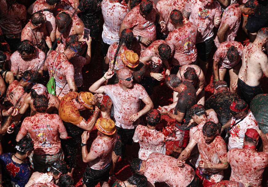 (FOTO) Za bitku spremljeno 150 tona paradajza: U Bunjolu se održava manifestacija Tomatina, učestvuje 22.000 ljudi