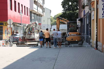 (FOTO) Radovi u centru Banjaluke: U Gajevu ulicu stižu potapajući stubići