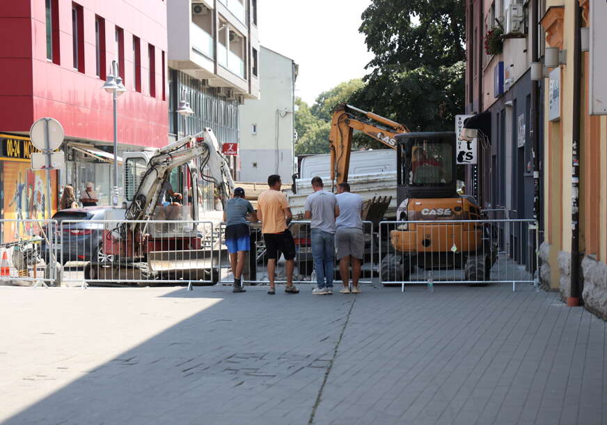 (FOTO) Radovi u centru Banjaluke: U Gajevu ulicu stižu potapajući stubići