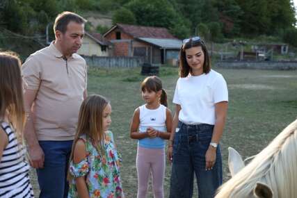 (FOTO) "Ljubav prema životinjama uči se od malih nogu" Selak sa kćerkama posjetio Udruženje „Humanost spaja“