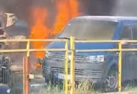(VIDEO) PLAMEN GUTAO VOZILA Dramatične scene iz Tuzle, gore dva kombija