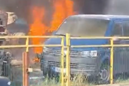 (VIDEO) PLAMEN GUTAO VOZILA Dramatične scene iz Tuzle, gore dva kombija