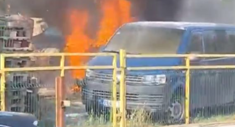 (VIDEO) PLAMEN GUTAO VOZILA Dramatične scene iz Tuzle, gore dva kombija