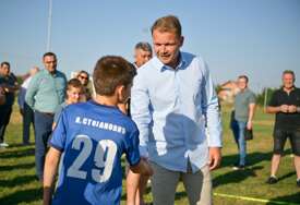 (FOTO) Sport za prijateljstvo i zdravo odrastanje: Draško Stanivuković obećao fudbalerima iz Modriče pomoć u izgradnji nadstrešnice