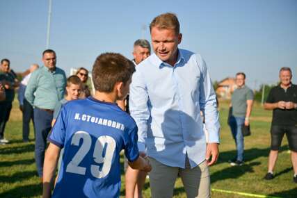(FOTO) Sport za prijateljstvo i zdravo odrastanje: Draško Stanivuković obećao fudbalerima iz Modriče pomoć u izgradnji nadstrešnice