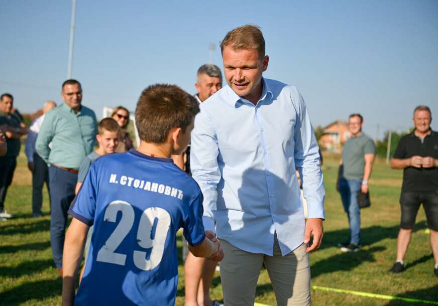 (FOTO) Sport za prijateljstvo i zdravo odrastanje: Draško Stanivuković obećao fudbalerima iz Modriče pomoć u izgradnji nadstrešnice