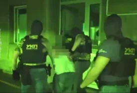 (VIDEO) OPKOLILI GA DOK JE SJEDIO NA ULICI Evo kako je uhapšen manijak sa Banovog brda, državljanin BiH (50) pokušao da opljačka ženu (67), pa je silovao ispod stepenica