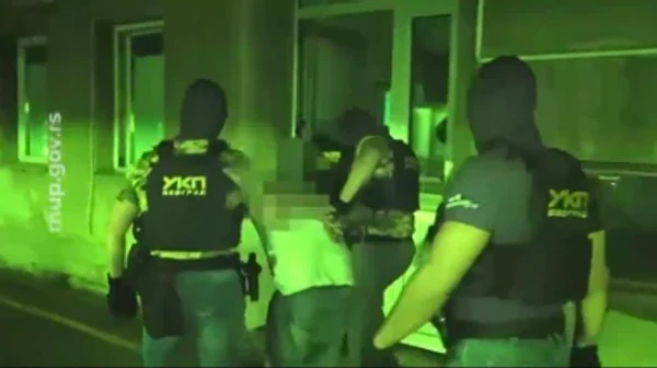 (VIDEO) OPKOLILI GA DOK JE SJEDIO NA ULICI Evo kako je uhapšen manijak sa Banovog brda, državljanin BiH (50) pokušao da opljačka ženu (67), pa je silovao ispod stepenica