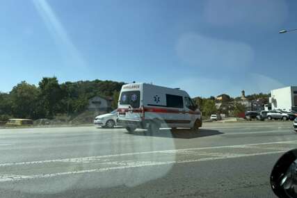 (FOTO) U najavi još veći KOLAPS na putevima: Sudar vozila Hitne pomoći i auta u Banjaluci