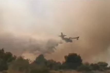 (VIDEO) Kanaderi gase vatru blizu kuća: Razbuktao se NOVI POŽAR u Hrvatskoj, građanima stigao SMS upozorenja