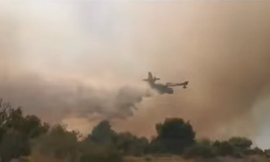 (VIDEO) Kanaderi gase vatru blizu kuća: Razbuktao se NOVI POŽAR u Hrvatskoj, građanima stigao SMS upozorenja