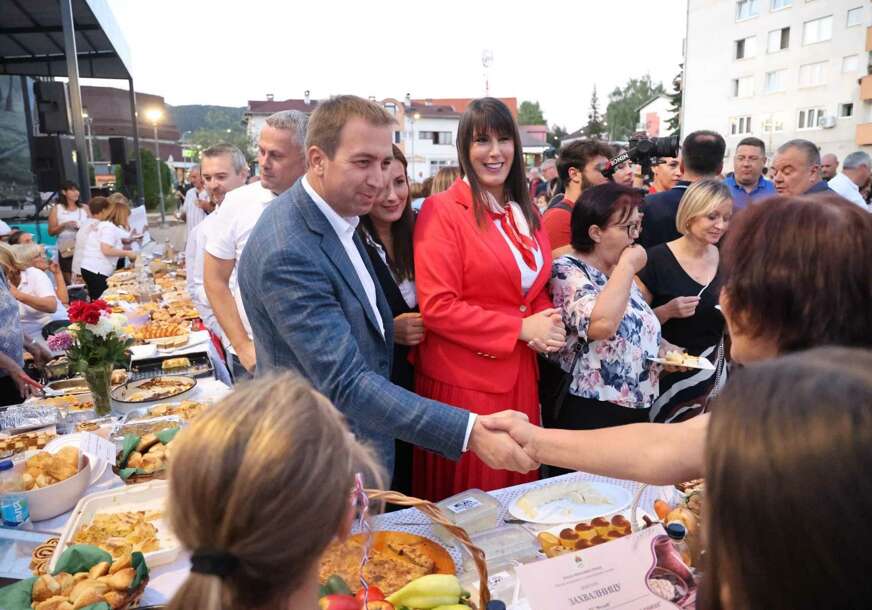 (FOTO) U Šipovu održan sajam "Žene na selu – temelj naše zajednice": Selak uručio priznanja najuspješnijim izlagačima