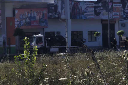 (FOTO) Mještani u nevjerici posmatraju uništena vozila: Još traje uviđaj u Kotor Varoši