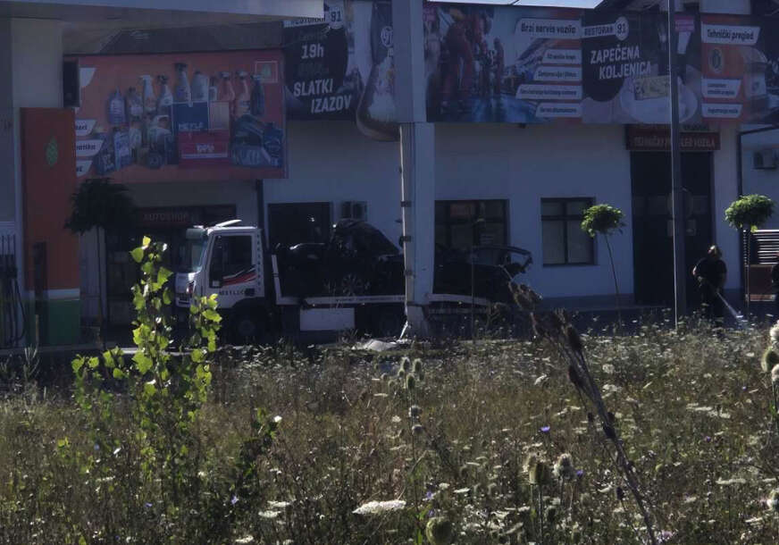 (FOTO) Mještani u nevjerici posmatraju UNIŠTENO VOZILO: Dijelovi rasuti po putu, policija reguliše saobraćaj