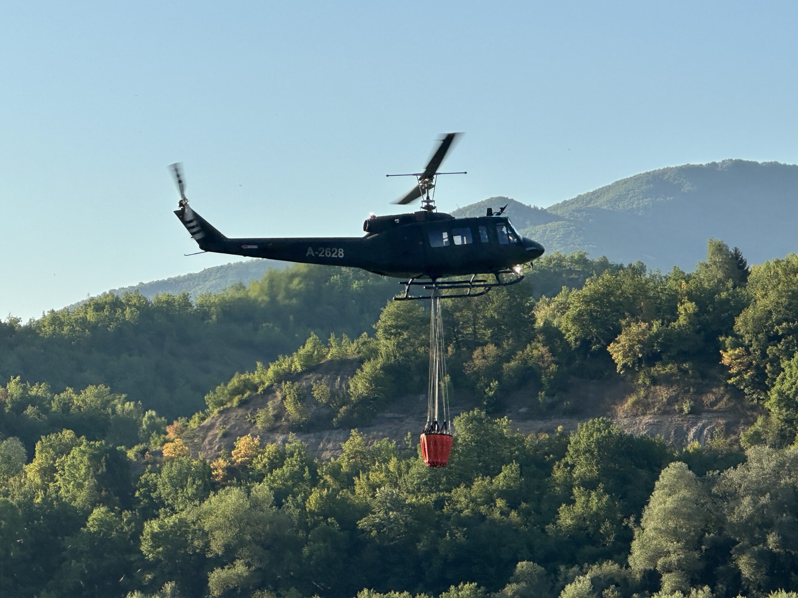 Helikopter gasi požar u okolini Trebinja