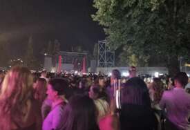 (VIDEO, FOTO) "Ovo je prvi koncert na koji smo poveli djecu" Banjalučani sabiraju utiske nakon nastupa Jakova Jozinovića, dok mladi pjevaju na sav glas, kod starijih se budi nostalgija
