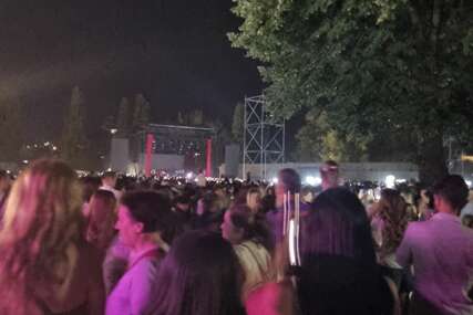 (VIDEO, FOTO) "Ovo je prvi koncert na koji smo poveli djecu" Banjalučani sabiraju utiske nakon nastupa Jakova Jozinovića, dok mladi pjevaju na sav glas, kod starijih se budi nostalgija