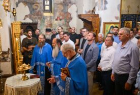 (FOTO) "Sjećanje će ostati dio kolektivnog pamćenja" Stanivuković, Blanuša i Božović na molitvenom pomenu Mladiću