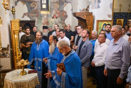 (FOTO) "Sjećanje će ostati dio kolektivnog pamćenja" Stanivuković, Blanuša i Božović na molitvenom pomenu Mladiću