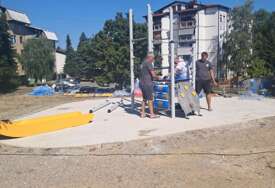 (FOTO) Nove igračke i pješčanik: Nastavljena SANACIJA DJEČIJEG IGRALIŠTA u Ulici Sime Miljuša